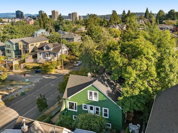 5803 Latona Avenue NE, Seattle WA 98105
