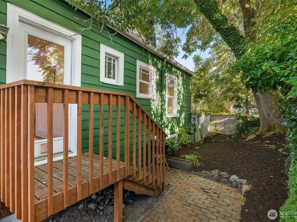 5803 Latona Avenue NE, Seattle WA 98105