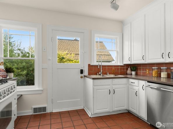 5803 Latona Avenue NE, Seattle WA 98105