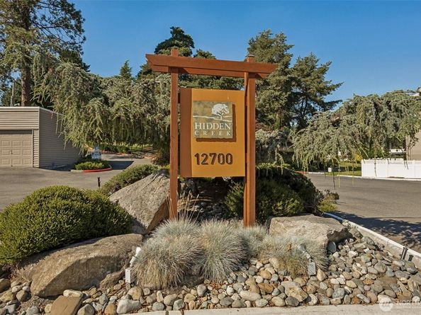 831 126th Place NE B208, Bellevue WA 98005