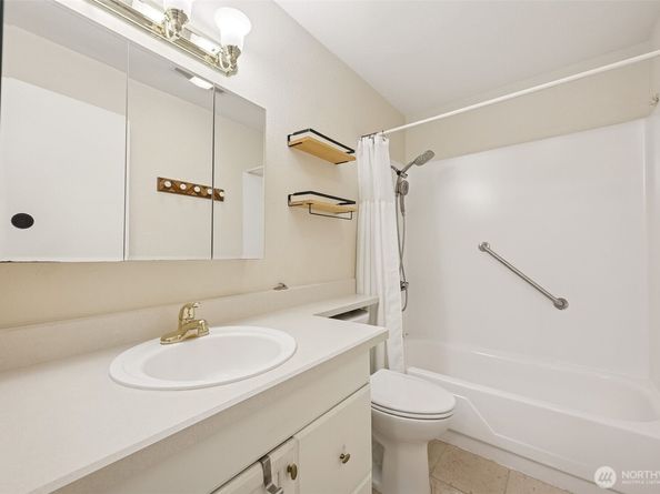 831 126th Place NE B208, Bellevue WA 98005