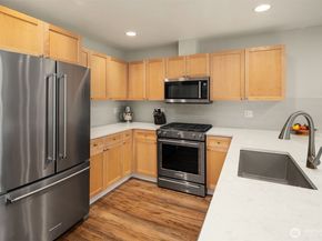 1000 Cabin Creek Lane SW D302, Issaquah WA 98027