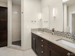 1000 Cabin Creek Lane SW D302, Issaquah WA 98027