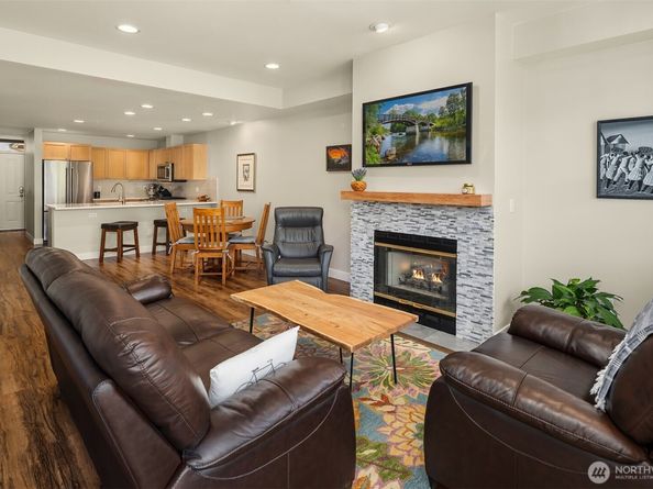 1000 Cabin Creek Lane SW D302, Issaquah WA 98027