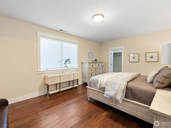 9426 Lake Washington Boulevard NE, Bellevue WA 98004