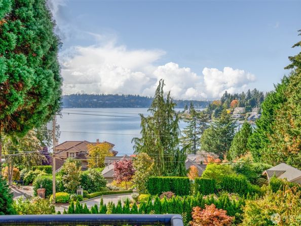 9426 Lake Washington Boulevard NE, Bellevue WA 98004