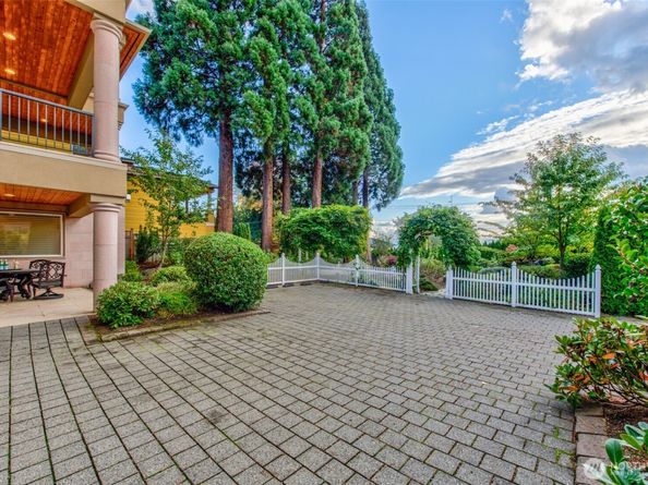 9426 Lake Washington Boulevard NE, Bellevue WA 98004