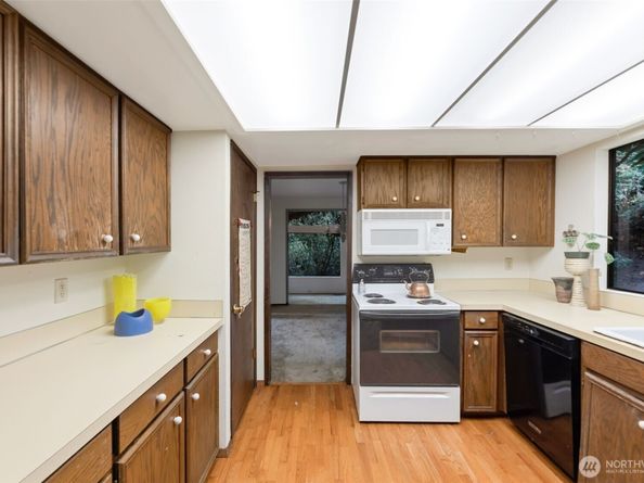 2024 80th Street SE, Mercer Island WA 98040