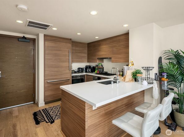 583 Battery Street 2504N, Seattle WA 98121
