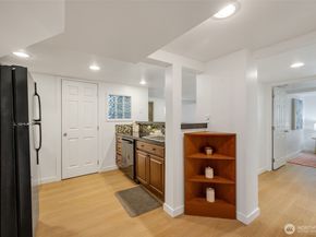 1222 6th Avenue N, Seattle WA 98109