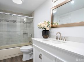 7930 SE 34th Street 401, Mercer Island WA 98040