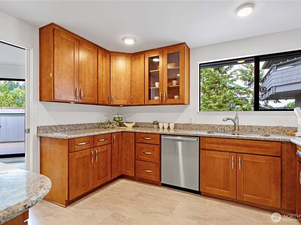 7930 SE 34th Street 401, Mercer Island WA 98040