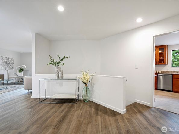 7930 SE 34th Street 401, Mercer Island WA 98040