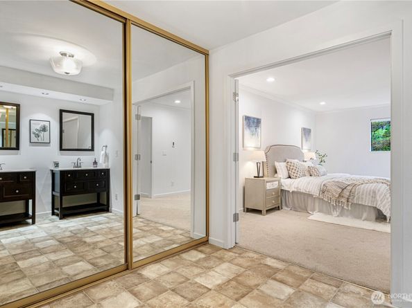 7930 SE 34th Street 401, Mercer Island WA 98040