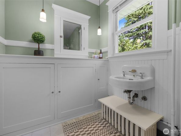 920 4th Avenue N, Seattle WA 98109