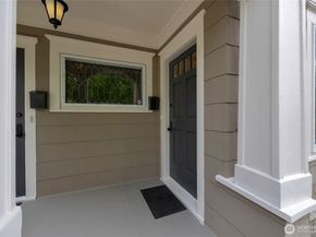 920 4th Avenue N, Seattle WA 98109