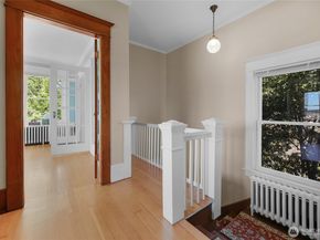 920 4th Avenue N, Seattle WA 98109
