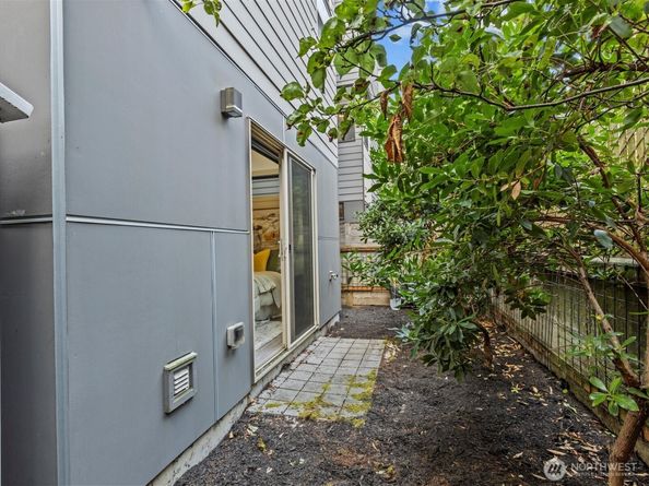 2416 NW 61st St B, Seattle WA 98107