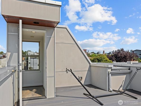2416 NW 61st St B, Seattle WA 98107