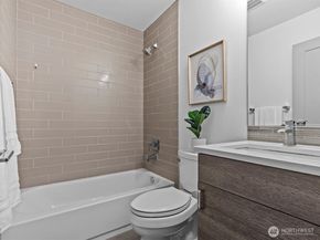 2416 NW 61st St B, Seattle WA 98107