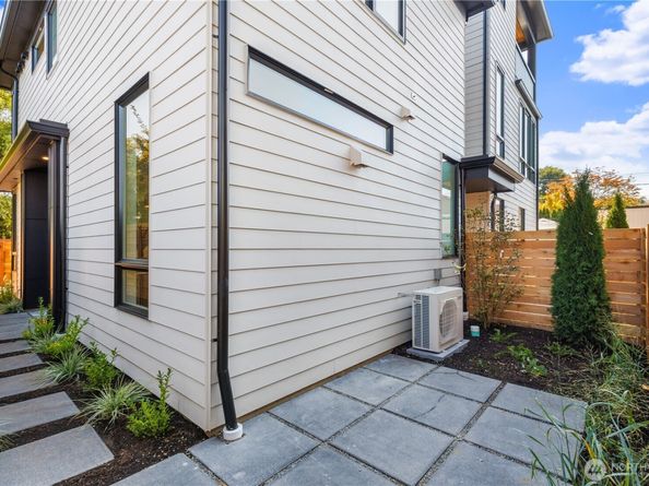 5948 39th Avenue SW B, Seattle WA 98136