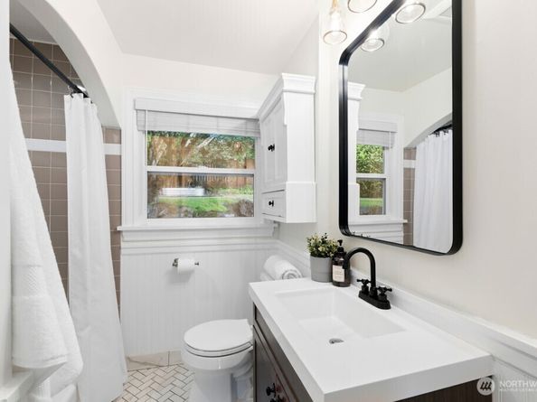 4431 SW Kenyon Place, Seattle WA 98136