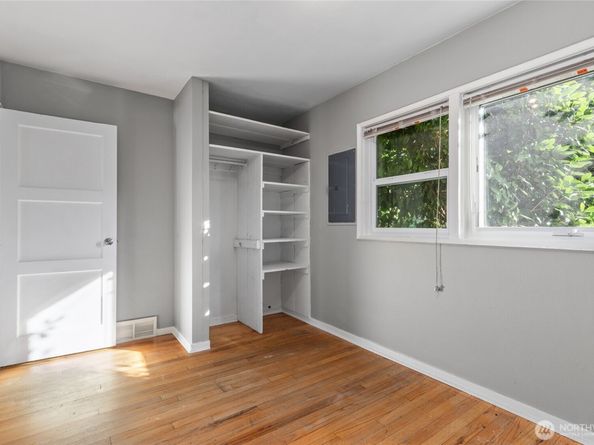 2202 NE 9th Place, Renton WA 98056