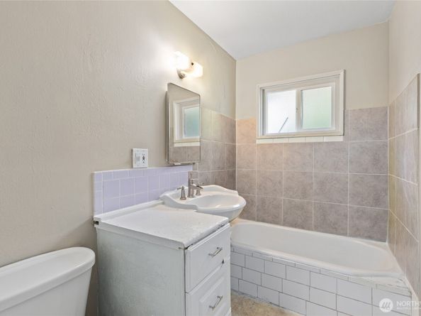 2202 NE 9th Place, Renton WA 98056