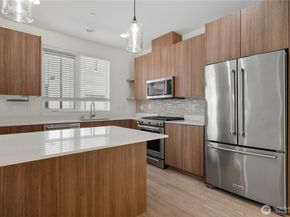 18107 65th Avenue NE 102, Kenmore WA 98028