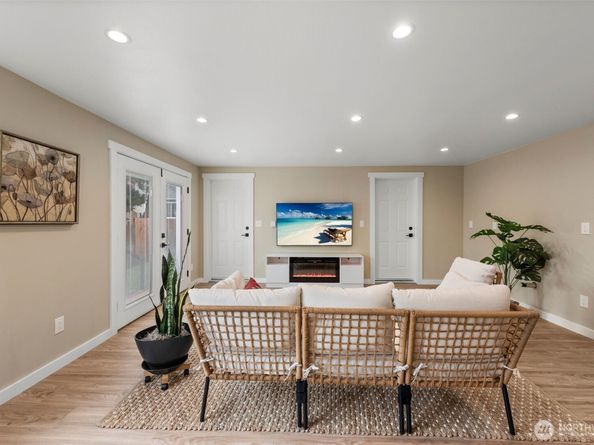 6709 Aurora Avenue N, Seattle WA 98103