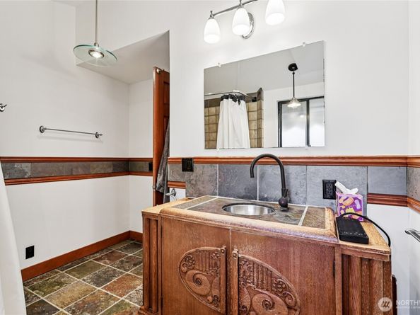 7301 19th Avenue SW, Seattle WA 98106