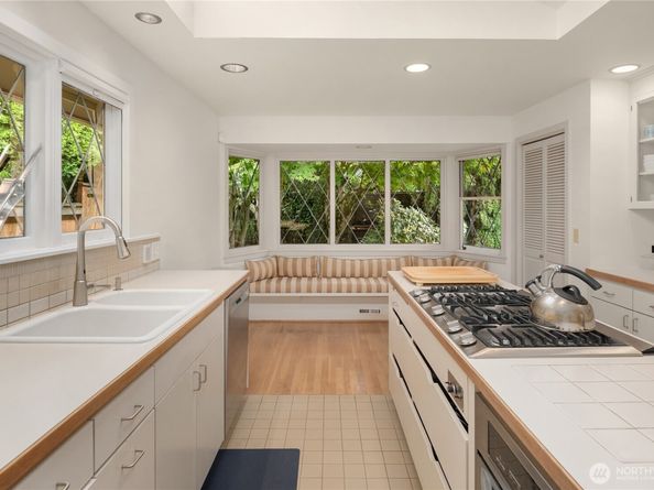 2124 Broadmoor Drive E, Seattle WA 98112