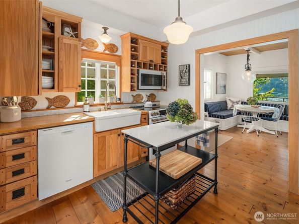 27704 Manzanita Beach Road SW, Vashon WA 98070