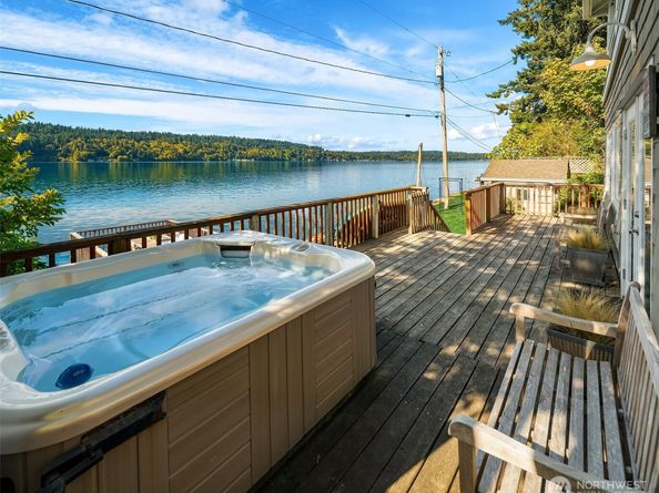 27704 Manzanita Beach Road SW, Vashon WA 98070