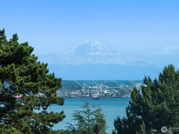 2571 26th Avenue W, Seattle WA 98199