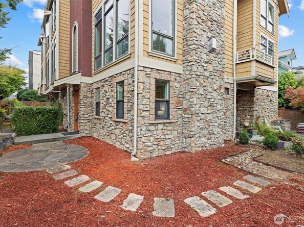 4202 Linden Avenue N, Seattle WA 98103