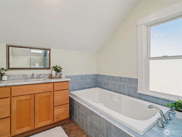 4714 4th Avenue NE, Seattle WA 98105