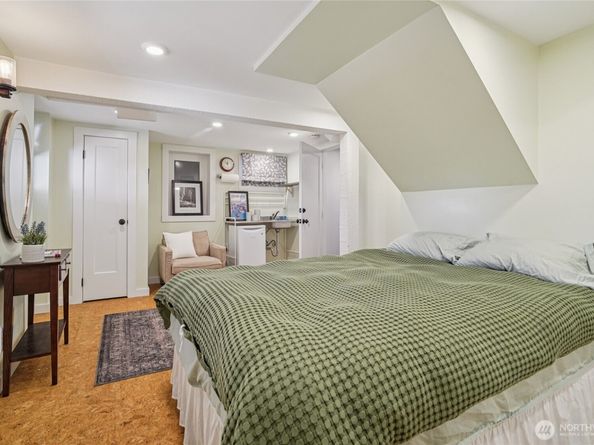 4714 4th Avenue NE, Seattle WA 98105