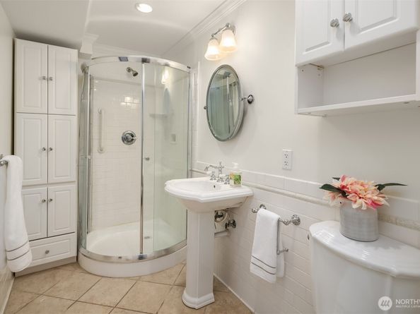 3832 48th Avenue NE, Seattle WA 98105
