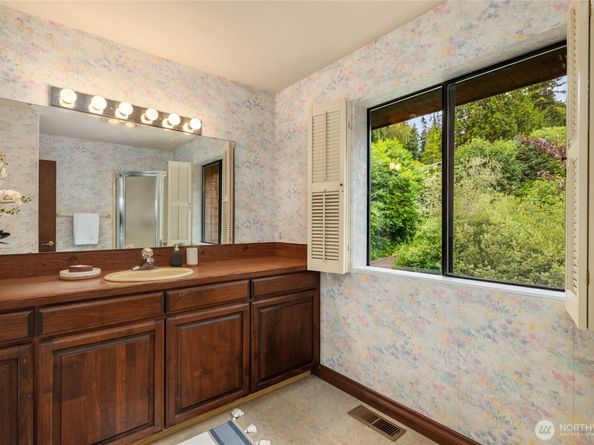15194 Sunrise Drive NE, Bainbridge Island WA 98110