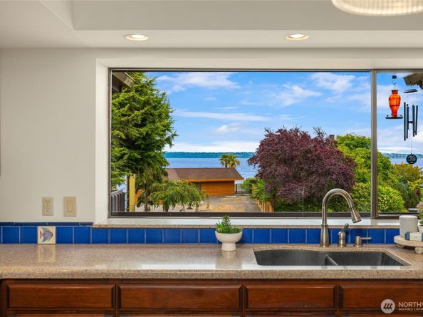 15194 Sunrise Drive NE, Bainbridge Island WA 98110