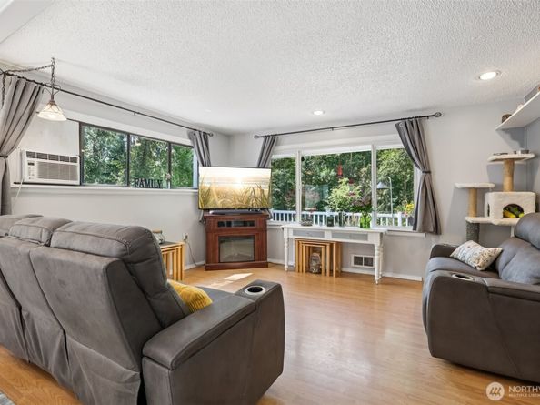17209 W Riverside Drive, Bothell WA 98011