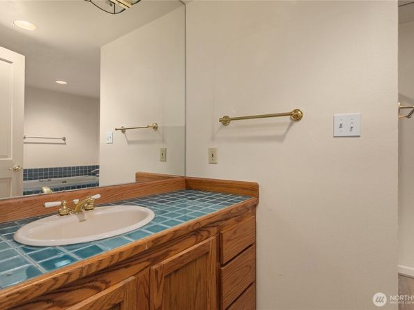 1511 Magnolia Way W, Seattle WA 98199
