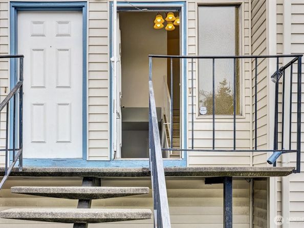 1313 W James Street 9, Kent WA 98032