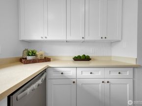 1313 W James Street 9, Kent WA 98032