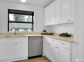 1313 W James Street 9, Kent WA 98032