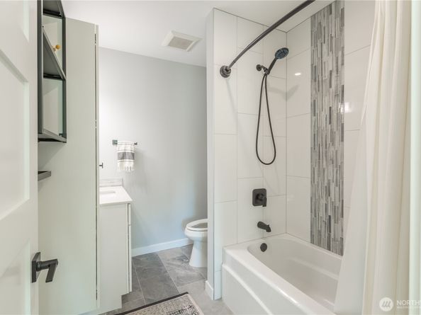 7528 215th Street SW 103, Edmonds WA 98026