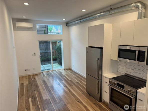 738 D N 92nd Street, Seattle WA 98103