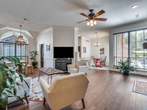 109  Midcrest Drive , Irving Texas 75063