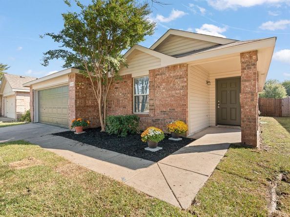 1129  Cottonwood Drive , Crowley Texas 76036